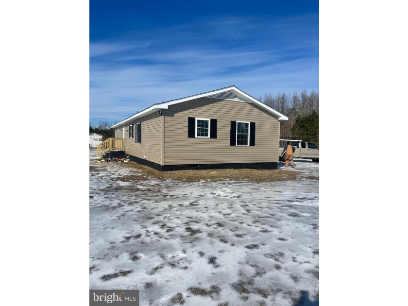 This completely remodeled home features 3 Spacious bed- rooms, 2 - photo 4
