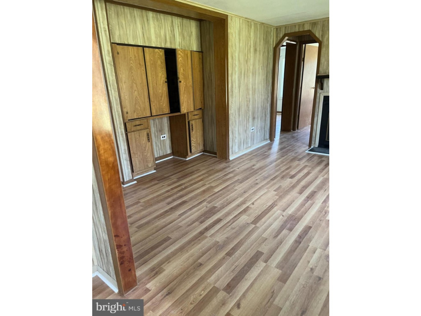 This completely remodeled home features 3 Spacious bed- rooms, 2 - photo 9
