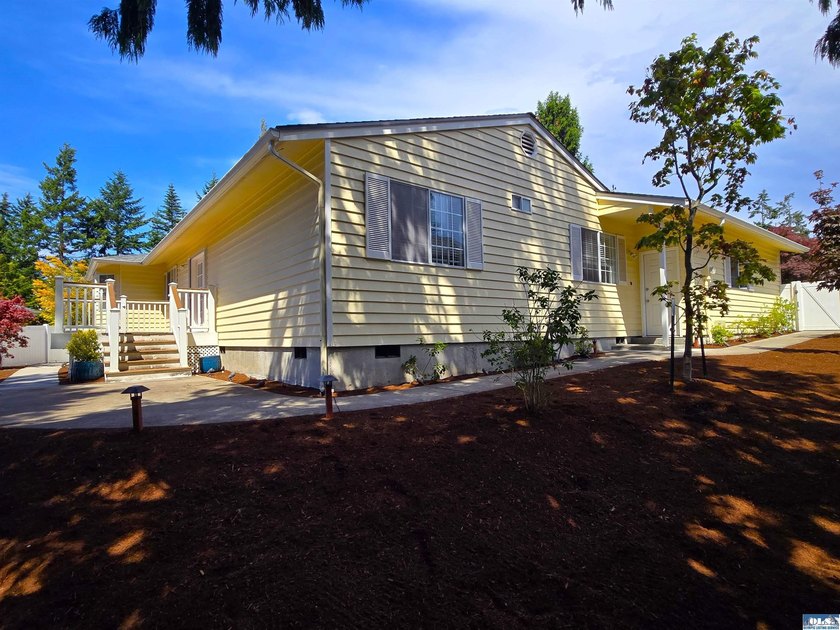 A perfect blend of space and community, this well maintained - photo 2