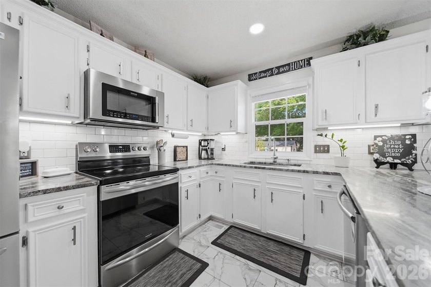 927 Victoria Avenue is a truly rare offering: an UPDATED, RANCH - photo 2