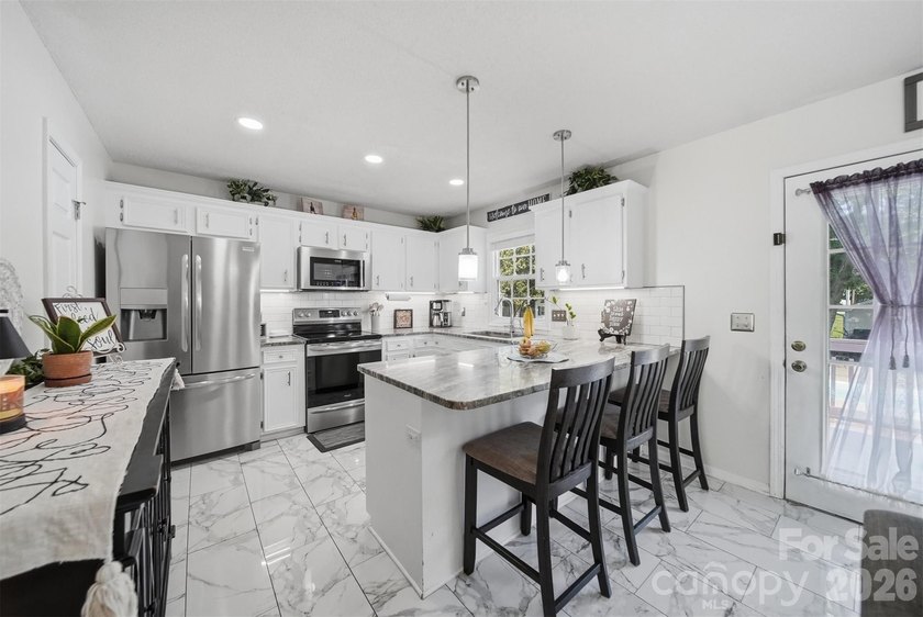 927 Victoria Avenue is a truly rare offering: an UPDATED, RANCH - photo 4