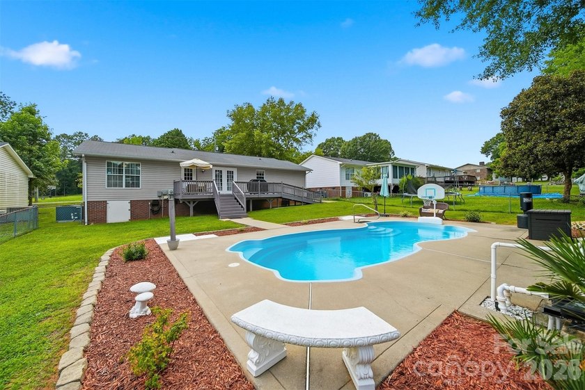 927 Victoria Avenue is a truly rare offering: an UPDATED, RANCH - photo 7