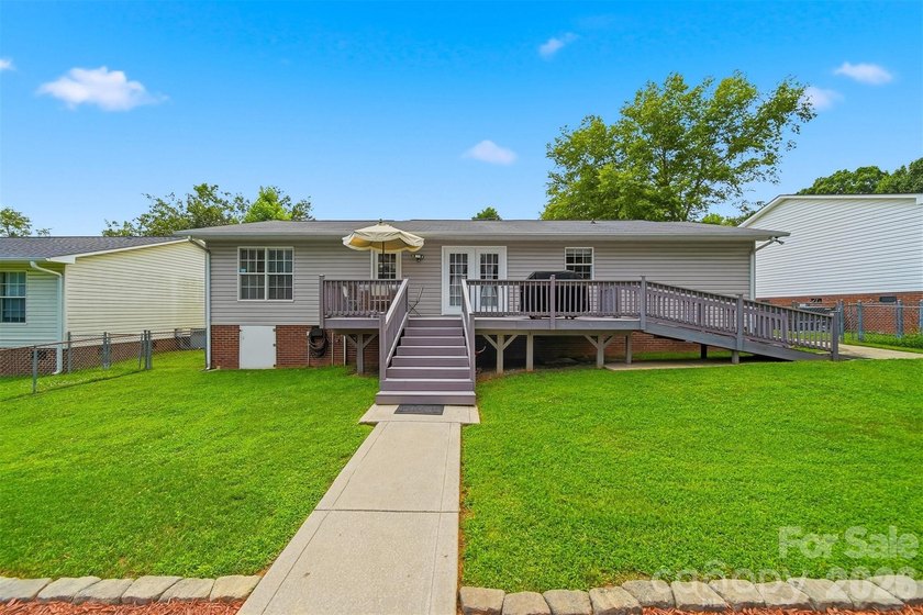 927 Victoria Avenue is a truly rare offering: an UPDATED, RANCH - photo 8