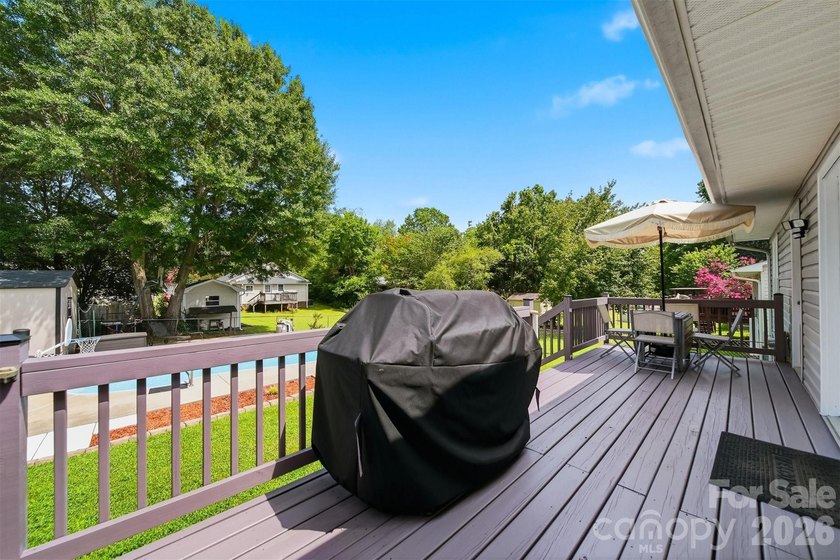 927 Victoria Avenue is a truly rare offering: an UPDATED, RANCH - photo 9