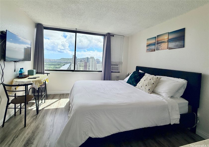 Stunning high floor one bedroom condo at Waikiki Hawaiian - photo 11