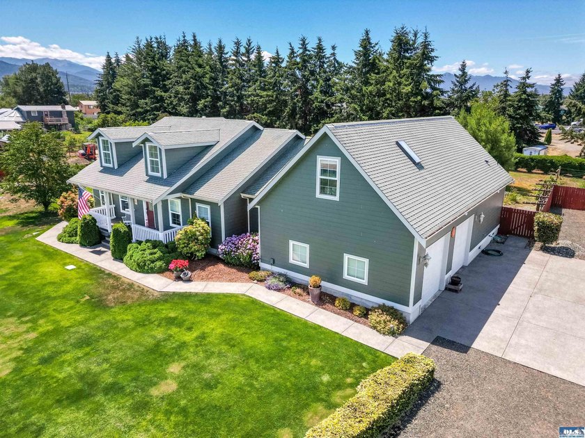 Quintessential Sequim home with beautiful architecture and - photo 3