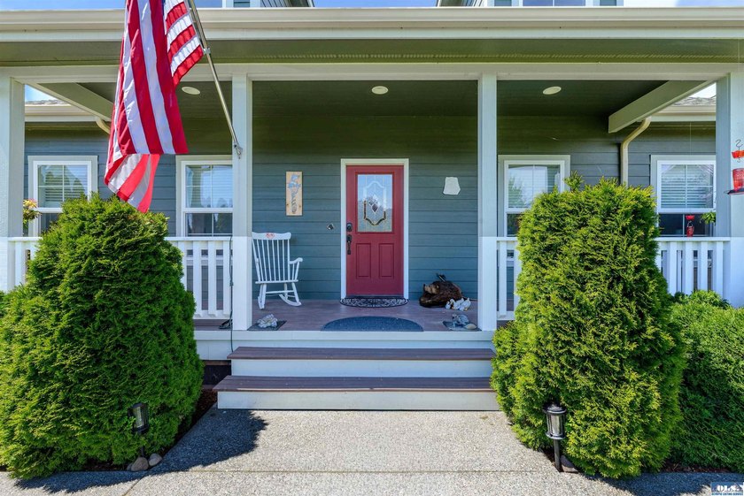 Quintessential Sequim home with beautiful architecture and - photo 4