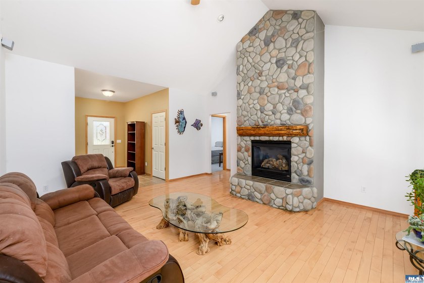 Quintessential Sequim home with beautiful architecture and - photo 6