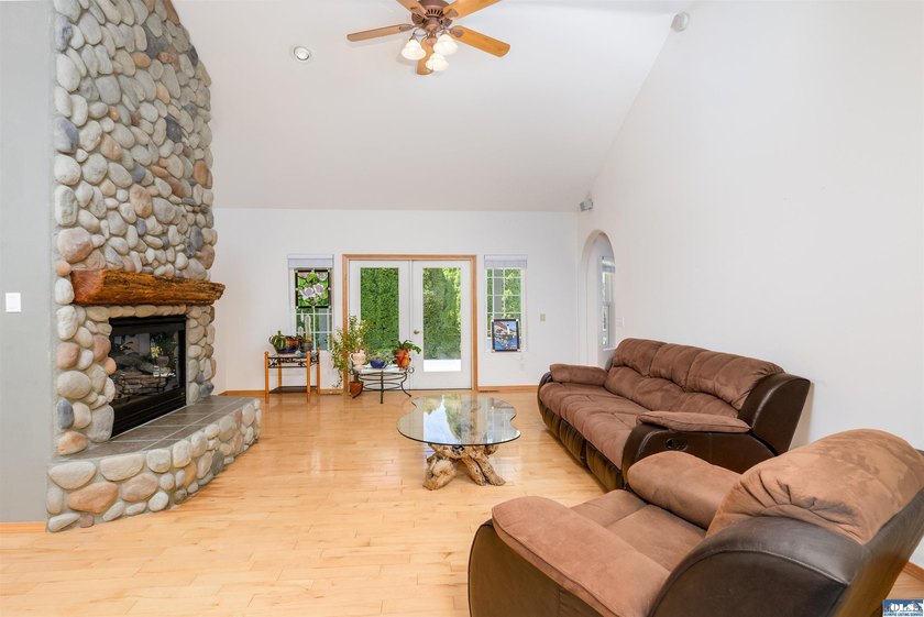 Quintessential Sequim home with beautiful architecture and - photo 8