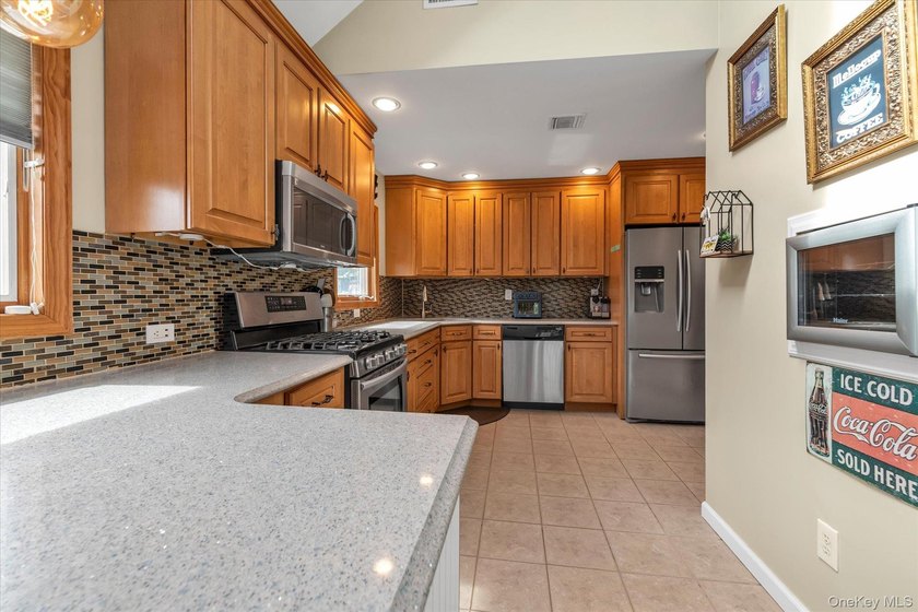 Bellmore water view 4-bedroom 2 bath colonial. Two 1st floor - photo 7