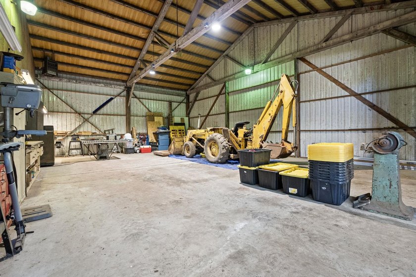 Versatile country property on 2.49 acres surrounded by beautiful - photo 38
