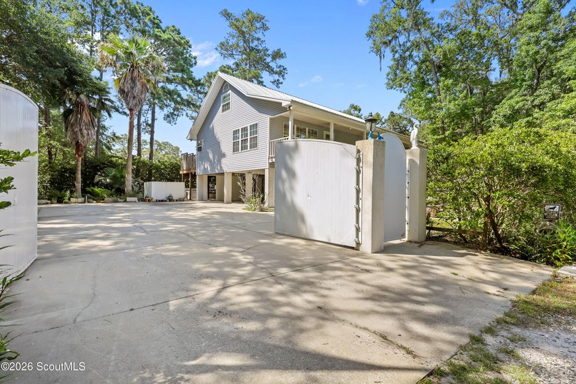 Tucked away in the desirable Mid South Established neighborhood - photo 2