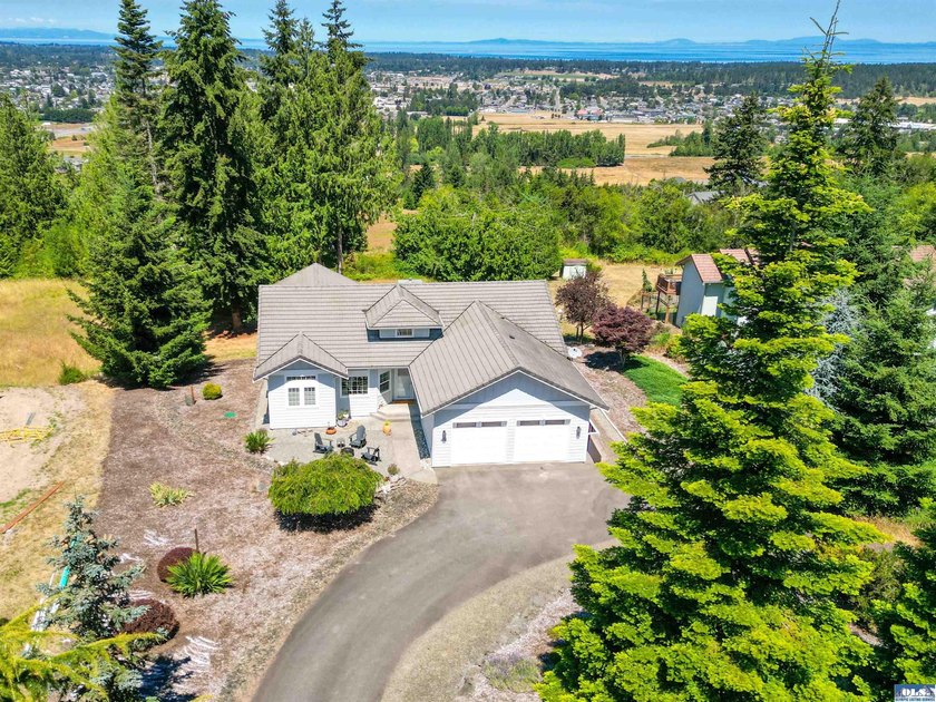 Exceptional Bell Hill home in the highly sought-after Highland - photo 4