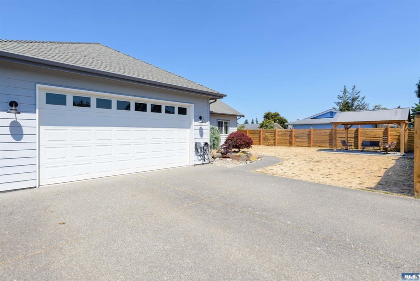 Lovely three bedroom mountain view home in the heart of - photo 3