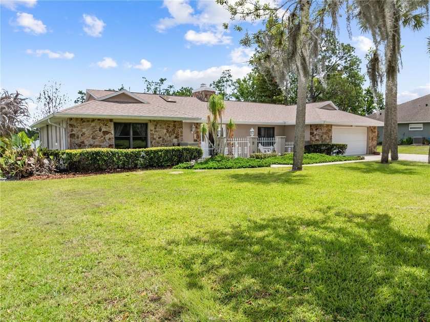 Fantastic FOUR-bedroom THREE- bath pool home situated on a 0.732 - photo 4