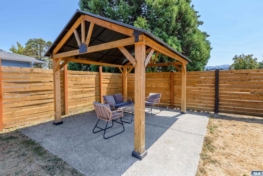 Lovely three bedroom mountain view home in the heart of - photo 5