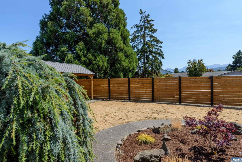 Lovely three bedroom mountain view home in the heart of - photo 7