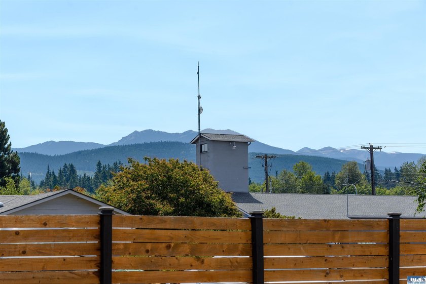 Lovely three bedroom mountain view home in the heart of - photo 8