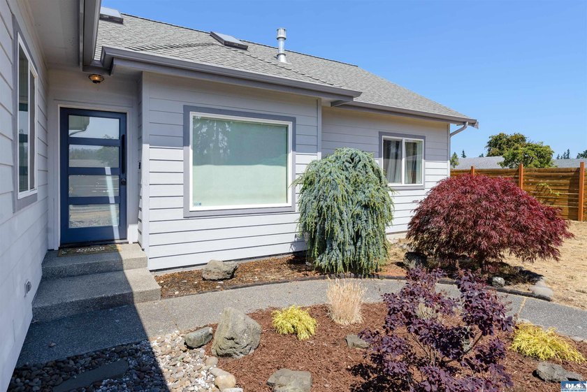Lovely three bedroom mountain view home in the heart of - photo 9
