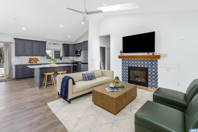 Lovely three bedroom mountain view home in the heart of - photo 10