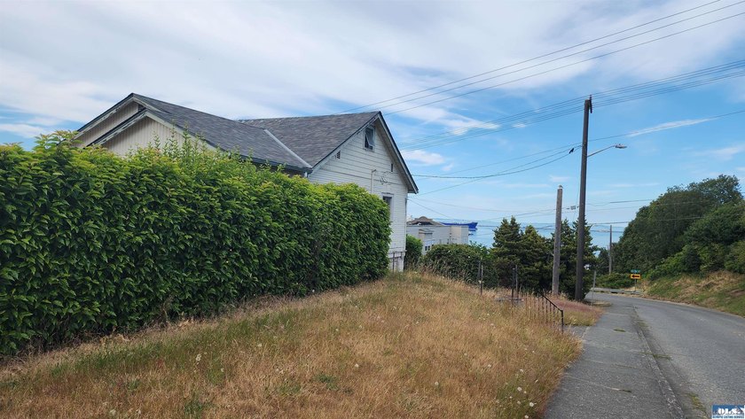 Truly a diamond in the rough! Great harbor view and outstanding - photo 2