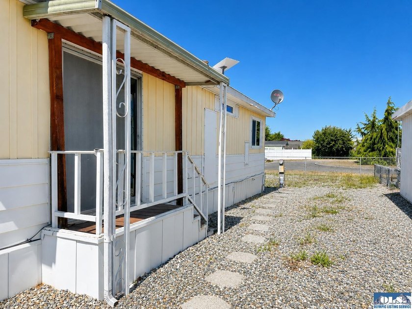 Welcome home to this charming 2-bedroom, 1-bath home in Juniper - photo 5
