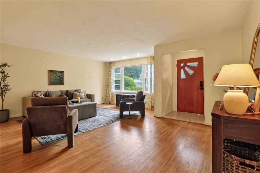 Come check out one level living in West Irondequoit at its - photo 8