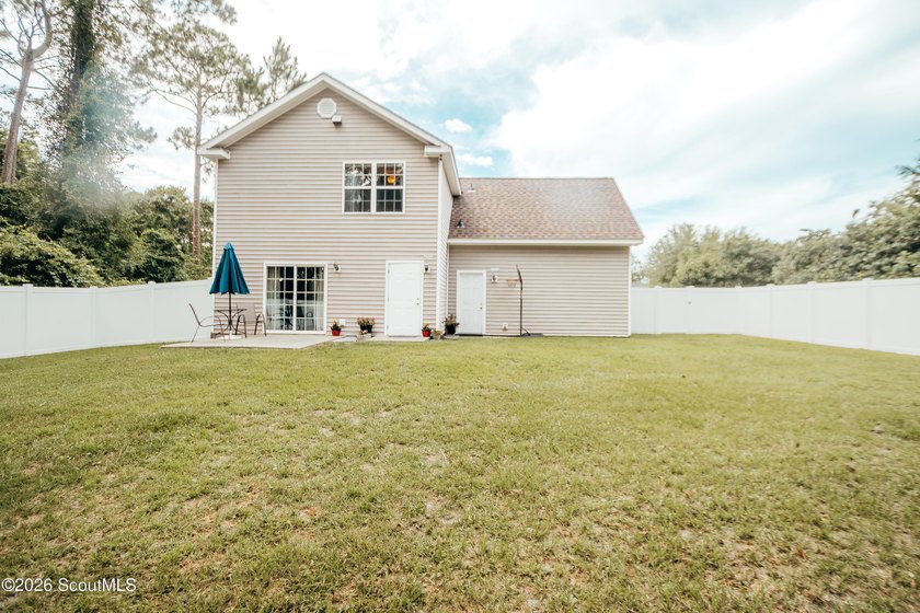 Step inside to an open-concept floor plan designed for everyday - photo 2