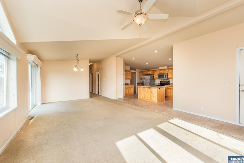 Move-in ready and the Perfect Home Location close to shopping - photo 5