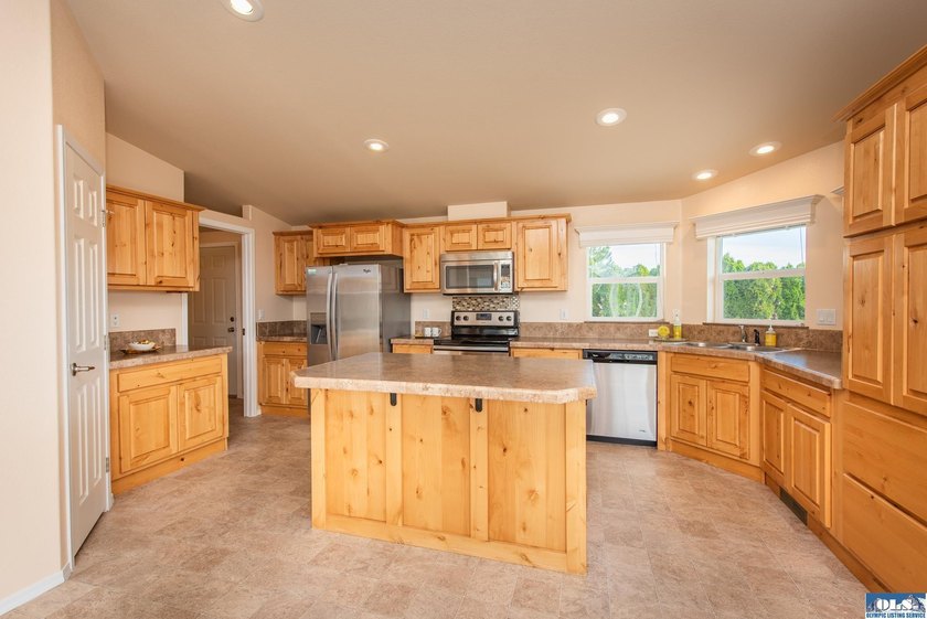 Move-in ready and the Perfect Home Location close to shopping - photo 6