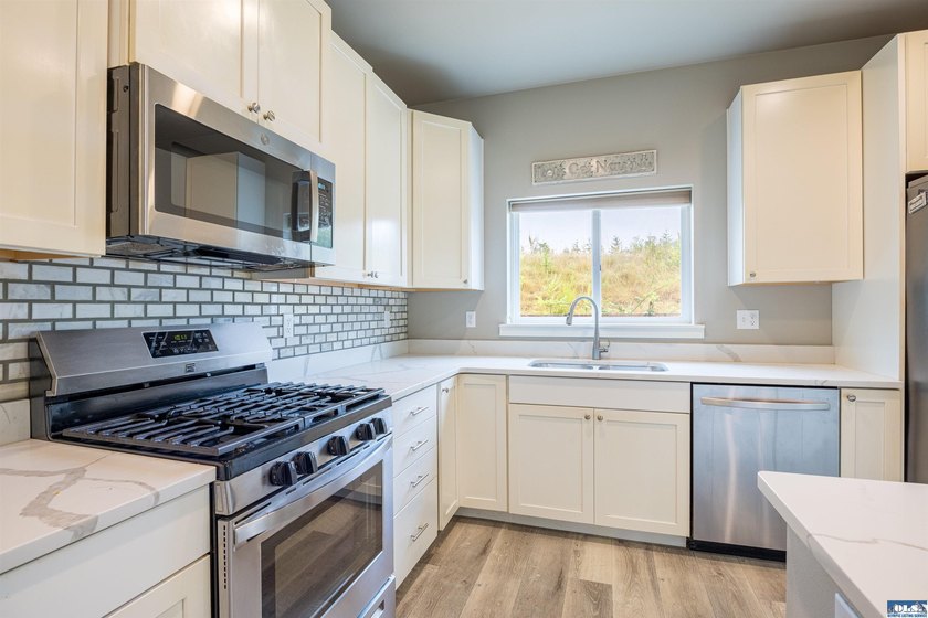 Ideally located in the heart of charming Sequim, this - photo 8