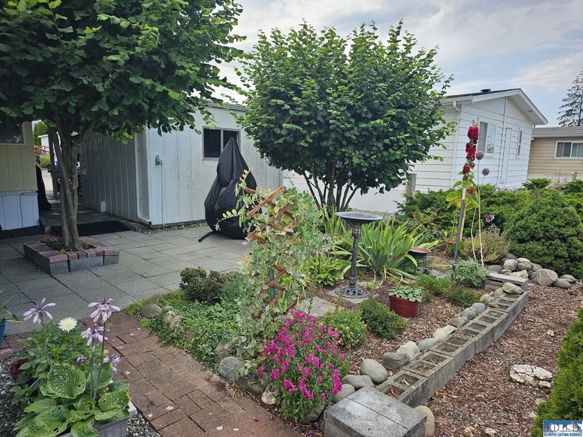 Very well kept home in Juniper Mobile Estates. This home is - photo 3