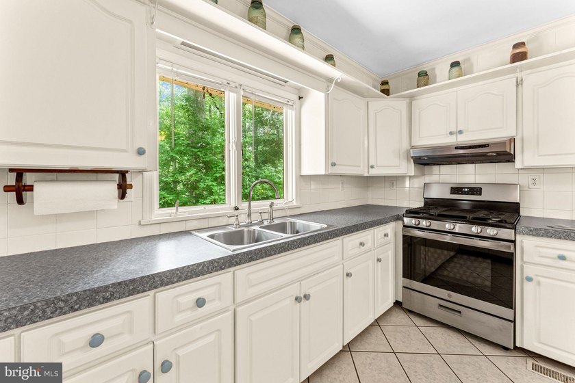 Welcome to this well-maintained ranch home in the desirable - photo 3