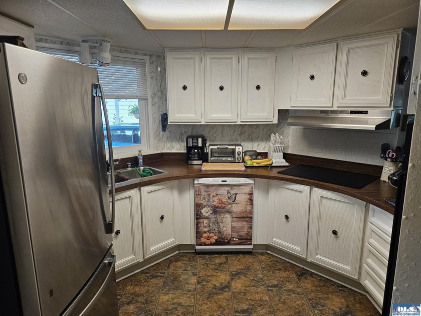 Very well kept home in Juniper Mobile Estates. This home is - photo 9
