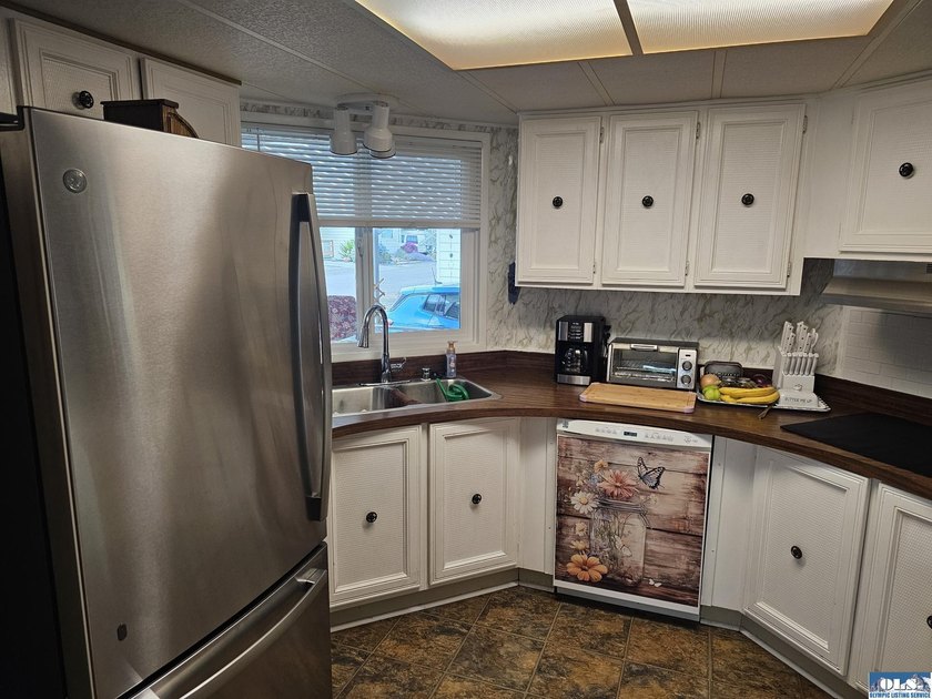 Very well kept home in Juniper Mobile Estates. This home is - photo 10