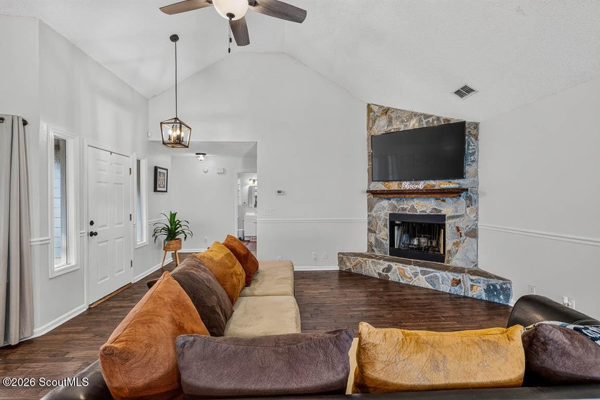 Welcome home to this charming 3-bedroom, 2-bathroom residence - photo 7