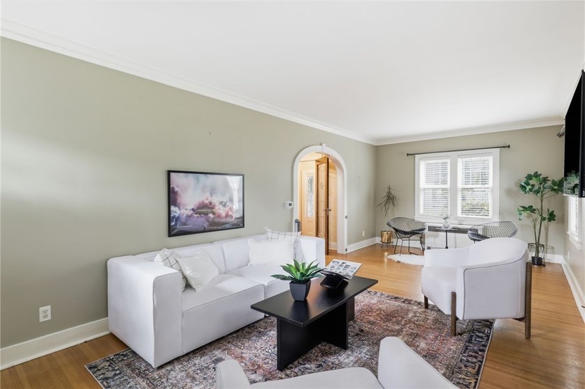 Picture-perfect Colonial in the highly sought-after Browncroft - photo 6