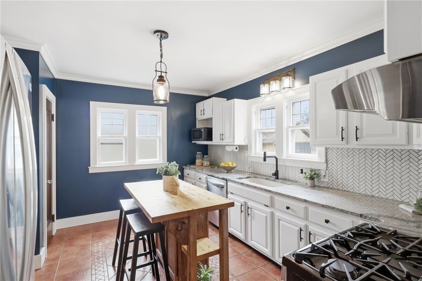 Picture-perfect Colonial in the highly sought-after Browncroft - photo 9