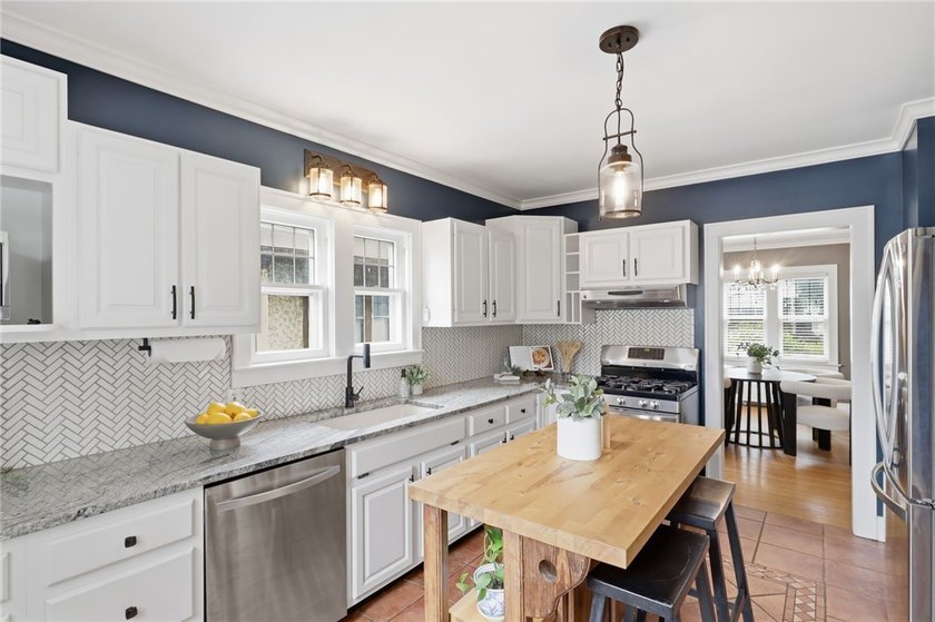 Picture-perfect Colonial in the highly sought-after Browncroft - photo 10