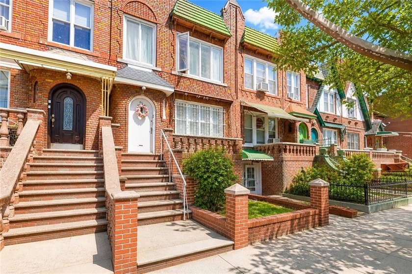 Rare opportunity! Oversized brick 2-family with a 20x75 - photo 3