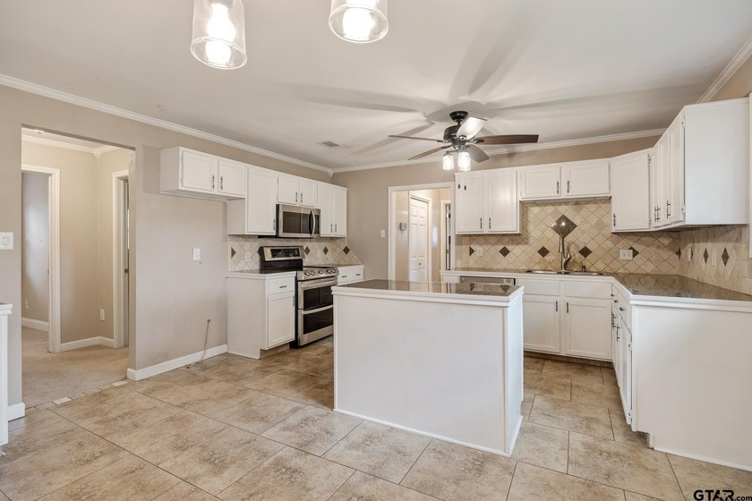 Well cared for 3/2 with a large shop, on just over an acre, near - photo 11