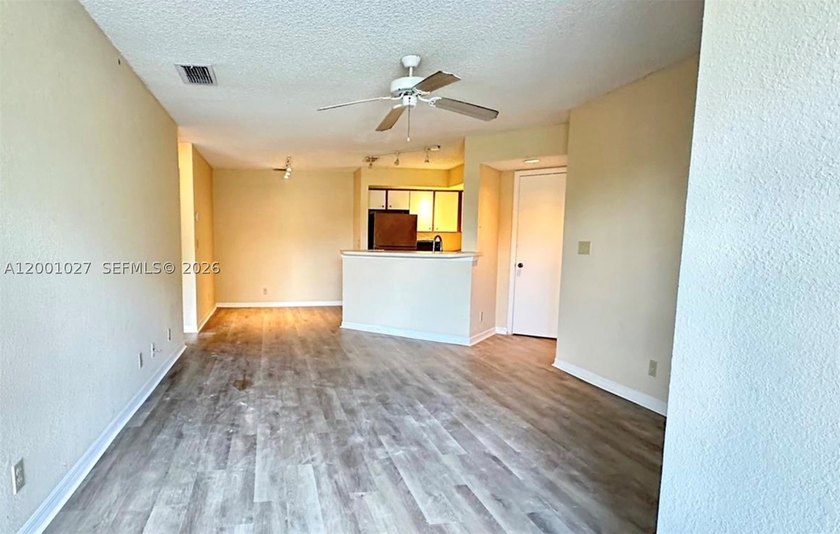 Welcome to this well-maintained condo in a convenient Margate - photo 3