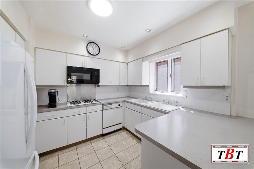 Welcome to 1555 East 13th Street! This colossal, impeccably - photo 7