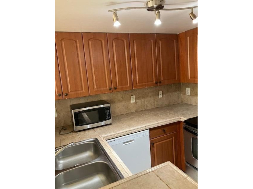 Beautiful corner unit, Townhouse located next to the clubhouse - photo 5