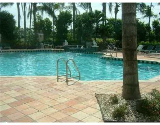 Beautiful corner unit, Townhouse located next to the clubhouse - photo 10