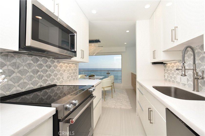 Escape to an exquisite, fully furnished oceanfront retreat that - photo 9