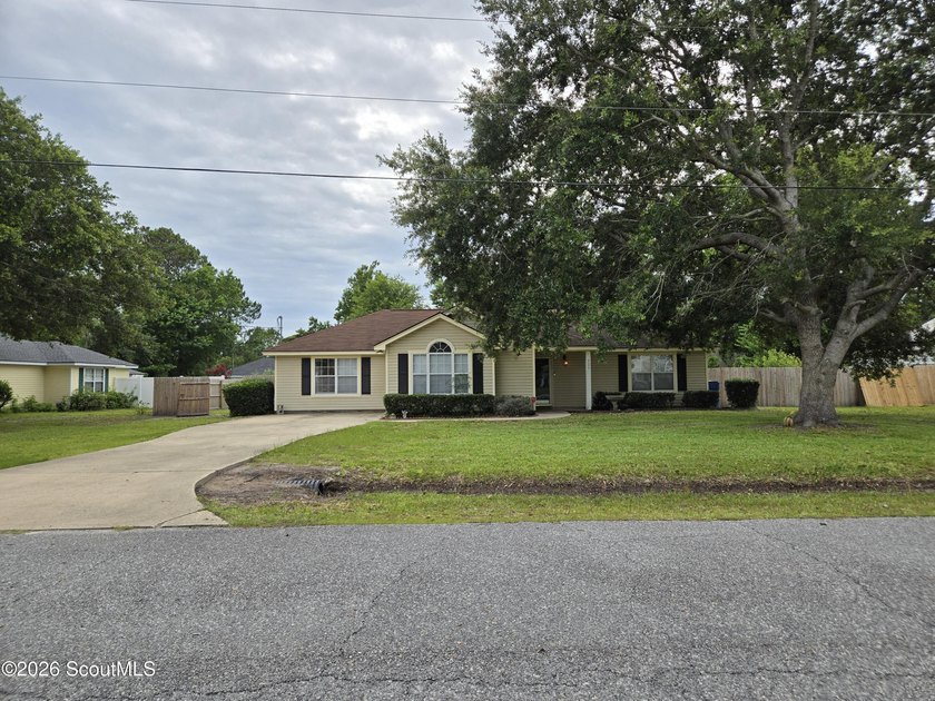 This home is conveniently located 10 minutes from shopping, 20 - photo 3