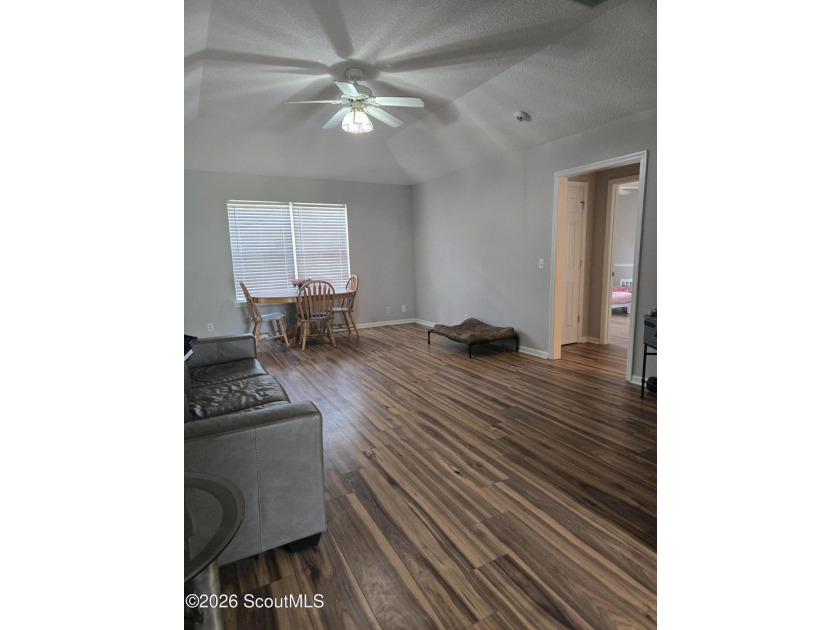This home is conveniently located 10 minutes from shopping, 20 - photo 4