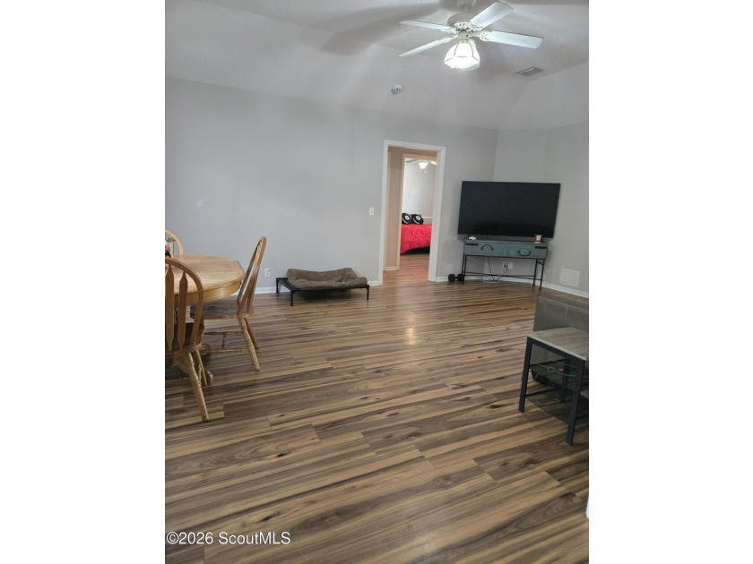 This home is conveniently located 10 minutes from shopping, 20 - photo 5