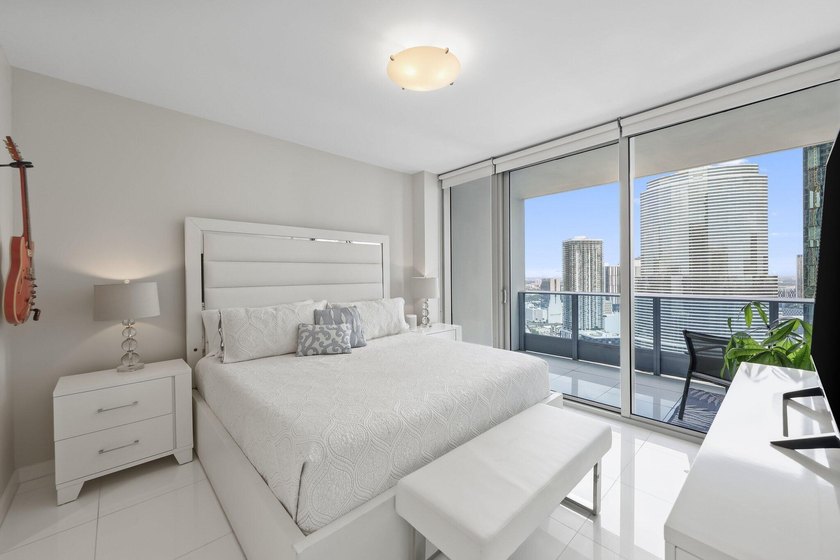 Welcome to Residence 3909 at the prestigious Epic Residences - photo 16